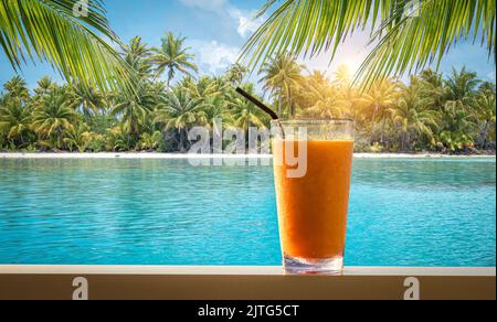 Cocktail fruttato all'arancia sul tavolo da spiaggia dell'isola tropicale. Foto Stock