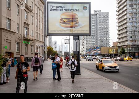 Mosca, Russia. 19th agosto 2022. Un banner pubblicitario della 'Vkuso i tochka' (Ita: Delizioso e questo è tutto!) Ristoranti fast food basati su McDonald's si trovano in via Novy Arbat nel centro di Mosca, Russia. Il banner recita 'lo stesso cheeseburger doppio' Foto Stock