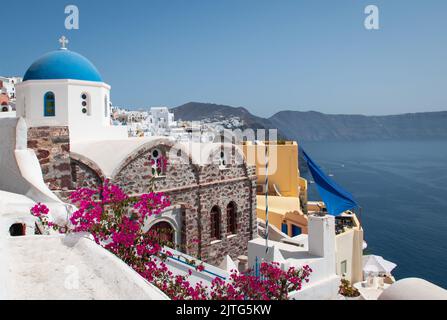 Oia, piccolo villaggio fotogenico sull'isola greca di Thera Santorini. Foto Stock