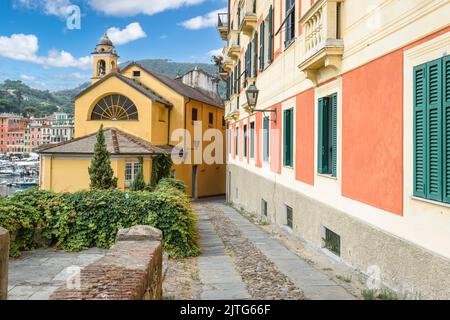 Strada stretta tra edifici colorati al porto di Santa Margherita, Ligure, Italia. Foto Stock