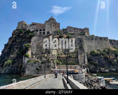 Il ponte che collega l'isola di Ischia al castello aragonese di Ischia Ponte (Isola d'Ischia) uno dei simboli della famosa isola Foto Stock