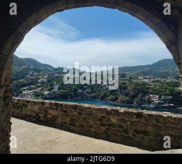 La splendida vista panoramica sulla città di Ischia Ponte (Isola d'Ischia, Napoli, Italia) dalla cima del famoso Castello Aragonese (18) Foto Stock