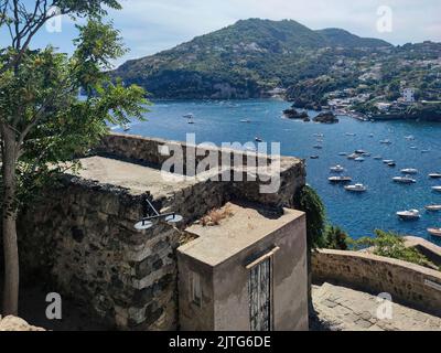 La splendida vista panoramica sulla città di Ischia Ponte (Isola d'Ischia, Napoli, Italia) dalla cima del famoso Castello Aragonese (18) Foto Stock