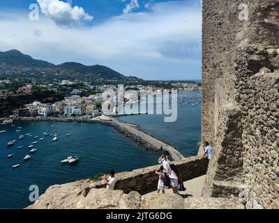 La splendida vista panoramica sulla città di Ischia Ponte (Isola d'Ischia, Napoli, Italia) dalla cima del famoso Castello Aragonese (18) Foto Stock