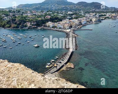 La splendida vista panoramica sulla città di Ischia Ponte (Isola d'Ischia, Napoli, Italia) dalla cima del famoso Castello Aragonese (18) Foto Stock