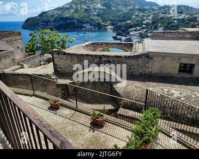 La splendida vista panoramica sulla città di Ischia Ponte (Isola d'Ischia, Napoli, Italia) dalla cima del famoso Castello Aragonese (18) Foto Stock