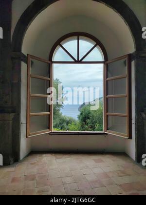 La splendida vista panoramica sulla città di Ischia Ponte (Isola d'Ischia, Napoli, Italia) dalla cima del famoso Castello Aragonese (18) Foto Stock