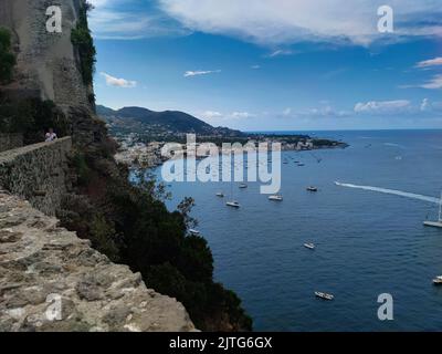 La splendida vista panoramica sulla città di Ischia Ponte (Isola d'Ischia, Napoli, Italia) dalla cima del famoso Castello Aragonese (18) Foto Stock