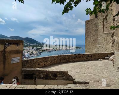 La splendida vista panoramica sulla città di Ischia Ponte (Isola d'Ischia, Napoli, Italia) dalla cima del famoso Castello Aragonese (2) Foto Stock