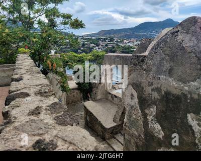 La splendida vista panoramica sulla città di Ischia Ponte (Isola d'Ischia, Napoli, Italia) dalla cima del famoso Castello Aragonese (2) Foto Stock