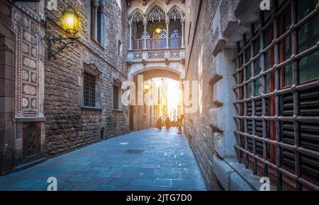 Strada stretta con popolare ponte nel quartiere Gotico al crepuscolo, Barcellona Spagna. Foto Stock