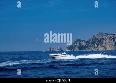 L'isola di Capri e i suoi famosi Faraglioni. Splendido paesaggio paradisiaco con mare blu nelle giornate di sole Foto Stock