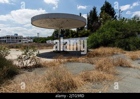 Nicosia, Cipro. 27th ago, 2022. Un distributore di benzina Mobil abbandonato è visto vicino alla zona universitaria di Nicosia, Cipro, il 27 agosto 2022. Anche se i prezzi del gas stanno deflazionando nelle ultime settimane a Cipro, nessuno può dire cosa porterà l'inverno finché la guerra in Ucraina continuerà e l'Unione europea probabilmente imporrà nuove sanzioni contro la Russia. (Foto di Kostas Pikoulas/Sipa USA) Credit: Sipa USA/Alamy Live News Foto Stock