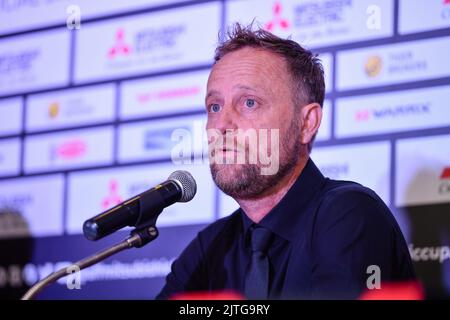 Bangkok, Thailandia. 30th ago, 2022. Nazionale di calcio thailandese allenatore capo Alexandre Polking parla durante il tiraggio AFF Mitsubishi Electric Cup allo Shangri-la Hotel Bangkok a Bangkok. (Foto di Amphol Thongmueangluang/SOPA Images/Sipa USA) Credit: Sipa USA/Alamy Live News Foto Stock