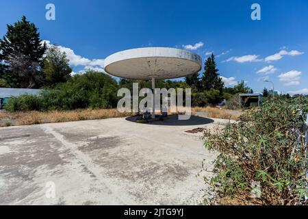 Nicosia, Cipro. 27th ago, 2022. Un distributore di benzina Mobil abbandonato è visto vicino alla zona universitaria di Nicosia, Cipro, il 27 agosto 2022. Anche se i prezzi del gas stanno deflazionando nelle ultime settimane a Cipro, nessuno può dire cosa porterà l'inverno finché la guerra in Ucraina continuerà e l'Unione europea probabilmente imporrà nuove sanzioni contro la Russia. (Foto di Kostas Pikoulas/Sipa USA) Credit: Sipa USA/Alamy Live News Foto Stock