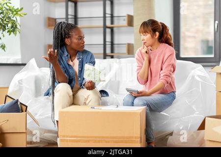 le donne che si spostano in una nuova casa e contano i soldi Foto Stock