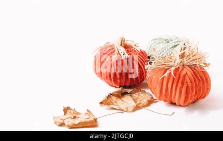 Composizione autunnale. Zucche cucite a mano e foglie autunnali. Posiziona per testo Foto Stock