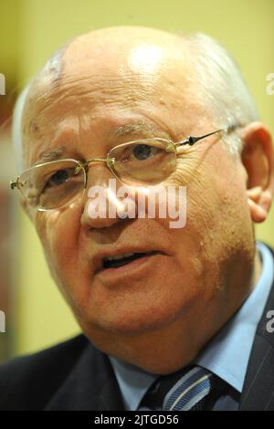 **FOTO DEL FILE** Mikhail Gorbachev è scomparito. L'ex leader dell'Unione Sovietica Mikhail Gorbachev tiene una conferenza stampa prima del suo discorso all'Hard Rock Live tenutosi al Seminole Hard Rock Hotel & Casino il 16 aprile 2008 a Hollywood FL. Credito: mpi04/MediaPunch Foto Stock