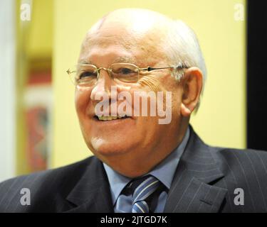 **FOTO DEL FILE** Mikhail Gorbachev è scomparito. L'ex leader dell'Unione Sovietica Mikhail Gorbachev tiene una conferenza stampa prima del suo discorso all'Hard Rock Live tenutosi al Seminole Hard Rock Hotel & Casino il 16 aprile 2008 a Hollywood FL. Credito: mpi04/MediaPunch Foto Stock