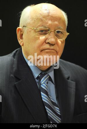 **FOTO DEL FILE** Mikhail Gorbachev è scomparito. L'ex leader dell'Unione Sovietica Mikhail Gorbachev tiene una conferenza stampa prima del suo discorso all'Hard Rock Live tenutosi al Seminole Hard Rock Hotel & Casino il 16 aprile 2008 a Hollywood FL. Credito: mpi04/MediaPunch Foto Stock