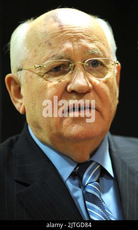 **FOTO DEL FILE** Mikhail Gorbachev è scomparito. L'ex leader dell'Unione Sovietica Mikhail Gorbachev tiene una conferenza stampa prima del suo discorso all'Hard Rock Live tenutosi al Seminole Hard Rock Hotel & Casino il 16 aprile 2008 a Hollywood FL. Credito: mpi04/MediaPunch Foto Stock