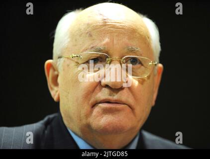 **FOTO DEL FILE** Mikhail Gorbachev è scomparito. L'ex leader dell'Unione Sovietica Mikhail Gorbachev tiene una conferenza stampa prima del suo discorso all'Hard Rock Live tenutosi al Seminole Hard Rock Hotel & Casino il 16 aprile 2008 a Hollywood FL. Credito: mpi04/MediaPunch Foto Stock