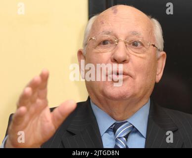 **FOTO DEL FILE** Mikhail Gorbachev è scomparito. L'ex leader dell'Unione Sovietica Mikhail Gorbachev tiene una conferenza stampa prima del suo discorso all'Hard Rock Live tenutosi al Seminole Hard Rock Hotel & Casino il 16 aprile 2008 a Hollywood FL. Credito: mpi04/MediaPunch Foto Stock