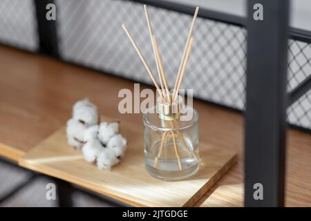 Lampada diffusore di olio aromatico su un tavolo. Concetto di aromaterapia  e assistenza sanitaria Foto stock - Alamy