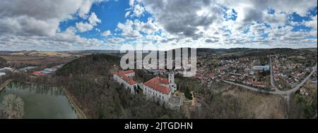 Černá Hora è una città di mercato del distretto di Blansko, nella regione della Moravia meridionale della Repubblica Ceca, con vista panoramica aerea del castello di Cerna Hora Foto Stock