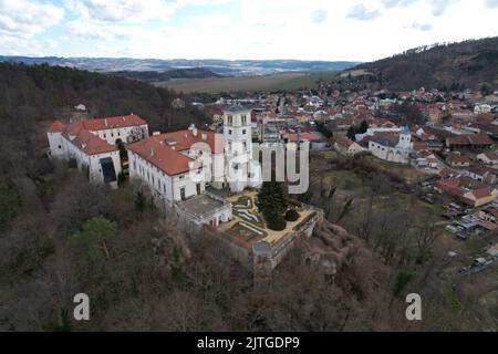 Černá Hora è una città di mercato del distretto di Blansko, nella regione della Moravia meridionale della Repubblica Ceca, con vista panoramica aerea del castello di Cerna Hora Foto Stock