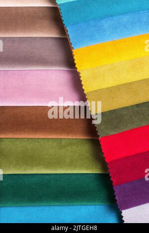 Campioni di colore del tessuto da tappezzeria nell'assortimento. Vista dall'alto. Foto Stock