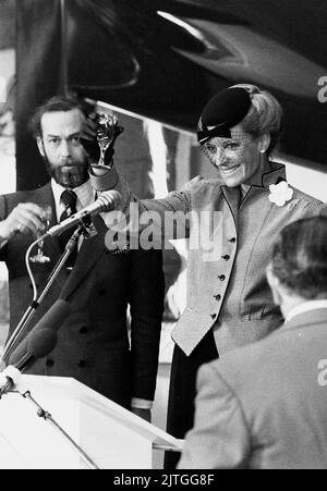 AJAXNETPHOTO. 30TH MARZO, 1983. HAMBLE POINT, INGHILTERRA. - ROYAL TOAST - SUA PRINCIPESSA REALE HIGHNESS MICHAEL DEL KENT CON SUO MARITO PRINCIPE MICHAEL BRINDANDO LA NUOVA VITTORIA '83 (GBR), UN IAN HOWLETT PROGETTATO 12METER YACHT DA CORSA E LA TAZZA D'AMERICA CHALLENGER COSTRUITO DA FAIREY-ALLDAY PER PETER DE SAVARY DOPO AVERLO DENOMINATO AL CANTIERE DEL COSTRUTTORE FAIREY-ALLDAY MARINE, HAMBLE. (GBR) PHOTO : JONATHAN EASTLAND / AJAX RIF:340 220105 31 Foto Stock