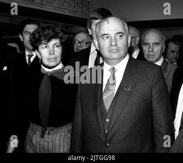 File foto dated15/12/1984 di Mikhail Gorbachev, 54, membro del Politburo sovietico, visita al British Museum di Londra, con sua moglie Raisa. Gorbachev, che come ultimo leader dell'Unione Sovietica ha combattuto perdendo per salvare un impero in rovina, ma ha prodotto straordinarie riforme che hanno portato alla fine della guerra fredda, è morto a 91, secondo i media russi. Data di emissione: Martedì 30 agosto 2022. Foto Stock