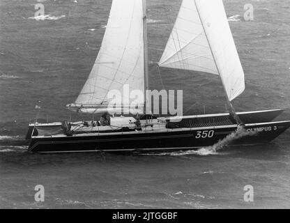 AJAXNETPHOTO. 1982. BRETAGNA, FRANCIA. - ROUTE DU RHUM CORSA - CATAMARANO OLYMPUS 3 (GBR) CON SKIPPER DA ROBIN KNOX JOHNSTON TESTA VERSO OVEST AL LARGO DELLA COSTA DELLA BRETAGNA DOPO L'INIZIO DELLA GARA. PHOTO:JONATHAN EASTLAND/AJAX RIF:340 220105 1 Foto Stock