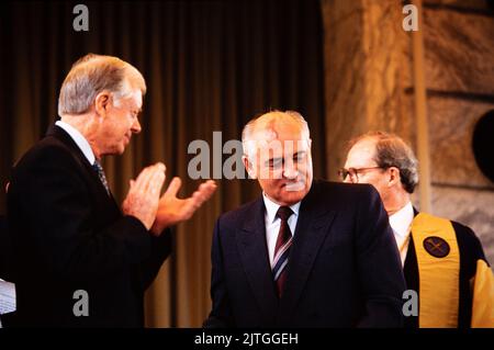 Il presidente sovietico Mikhail Gorbachev, qui mostrato con l'ex presidente americano Jimmy carter, ha ricevuto un dottore in legge nel 1992 e ha parlato all'inizio dell'Emory University. Foto Stock