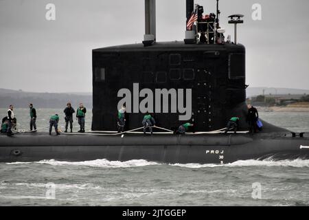 AJAXNETPHOTO. 17TH SETTEMBRE 2013. PORTSMOUTH, INGHILTERRA. - IL SOTTOMARINO NUCLEARE DEGLI STATI UNITI ENTRA NELLA BASE NAVALE - IL SOTTOMARINO DELLA MARINA DEGLI STATI UNITI USS MISSOURI DELLA CLASSE DELLA VIRGINIA, È ENTRATO NELLA BASE NAVALE DI PORTSMOUTH MARTEDÌ. FOTO:TONY HOLLAND/AJAX RIF:4936 Foto Stock