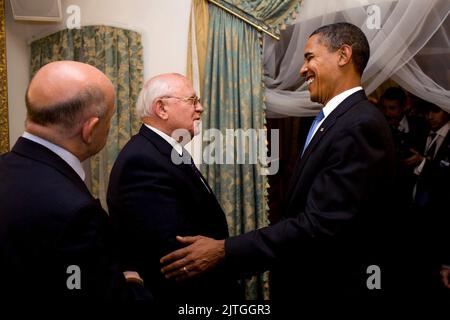 Washington, Stati Uniti d'America. 07th luglio, 2009. Gostinny Dvor, Russia - 7 luglio 2009 -- il presidente degli Stati Uniti Barack Obama incontra l'ex presidente Mikhail Gorbachev della Russia a Gostinny Dvor, Russia, martedì 7 luglio 2009. Credito obbligatorio: Pete Souza - Casa Bianca via CNP/Sipa USA Credit: Sipa USA/Alamy Live News Foto Stock