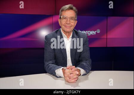 Colonia, Germania. 30th ago, 2022. Il giornalista Rainer Hank è in piedi nello studio del talk show ARD 'Maischberger'. Credit: Henning Kaiser/dpa/Alamy Live News Foto Stock