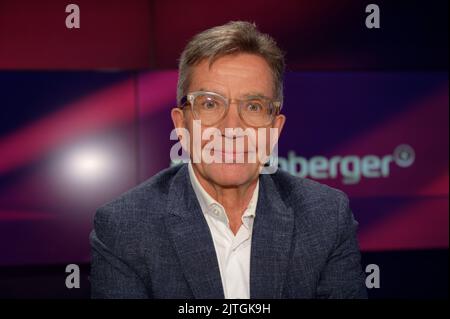 Colonia, Germania. 30th ago, 2022. Il giornalista Rainer Hank è in piedi nello studio del talk show ARD 'Maischberger'. Credit: Henning Kaiser/dpa/Alamy Live News Foto Stock