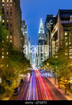 Skyline Street di notte Manhatten, New York City, Nord America, Stati Uniti Foto Stock