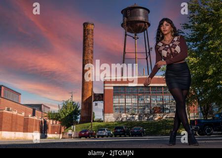 Charlotte, Carolina del Nord, Stati Uniti. 18th Ott 2021. Un bellissimo modello di brunetta posa all'aperto mentre ti godi il tempo autunnale (Credit Image: © Walter G. Arce Sr./ZUMA Press Wire) Foto Stock