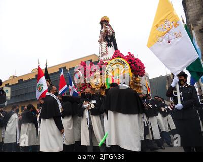 Lima, 30/08/2022, i devoti che portano l'immagine di Santa Rosa de Lima sulle loro spalle quando partecipano alla processione nella piazza principale di Lima come ogni 30th agosto. Santa Rosa di Lima è la patrona delle Americhe e della polizia nazionale del Perù. Foto Stock