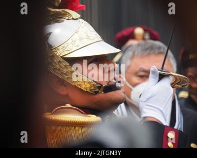 Lima, 30/08/2022, Soldato della guardia d'onore del palazzo del governo che saluta il passaggio della processione di Santa Rosa de Lima. Santa Rosa di Lima è la patrona delle Americhe e della polizia nazionale del Perù. Foto Stock