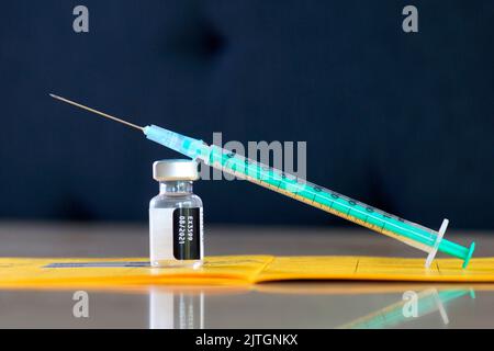 siringa con vaccino e registrazione degli shot Foto Stock
