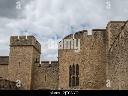 Londra, Inghilterra, Regno Unito - 6 luglio 2022: Torre di Londra. Primo piano della sezione di bastione di pietra marrone sul lato sud contro il paesaggio grigio. Foto Stock