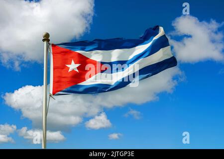 Bandiera nazionale di Cuba che soffia nel vento di fronte al cielo blu, Cuba Foto Stock