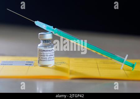 Siringa con vaccino da Biontech Pfizer contro Covid Foto Stock