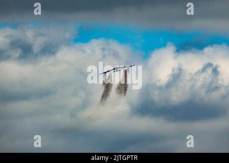 RAF Fairford, Regno Unito. 17th ago, 2022. Una bomba Expeditionary 23rd Squadron B-52H Stratofortress dalla base dell'aeronautica di Minot, North Dakota, gira intorno alla pista prima di allinearsi alla pista per entrare in atterraggio il 18 agosto 2022, a Fairford, l'aeronautica reale dell'Inghilterra. Quattro B-52H Stratofortezze, Airmen e attrezzature dispiegati in Europa per eseguire una missione Bomber Task Force per addestrare con alleati e partner statunitensi. Credit: US Air Force/ZUMA Press Wire Service/ZUMAPRESS.com/Alamy Live News Foto Stock