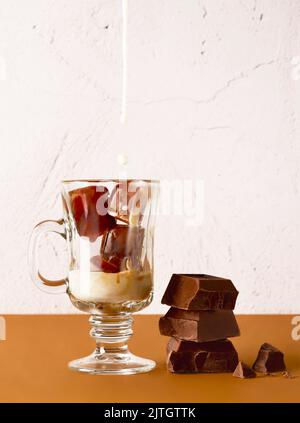 Cioccolato al latte e caffè ghiacciato in preparazione Foto Stock