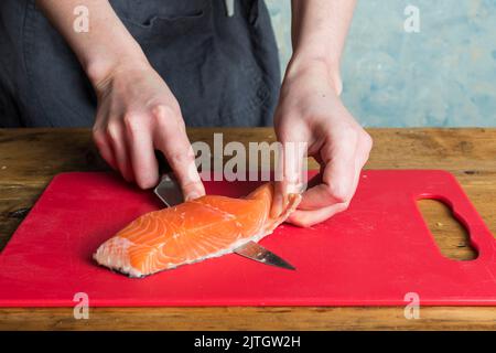 Come pelare un filetto di pesce Foto Stock